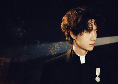 #王一博[超话]# · #微博之夜#
光敛身后，影塑轮廓；
当碎金沉入墨色，时间也变得柔缓。
一会儿见！@UNIQ-王一博 ​​​