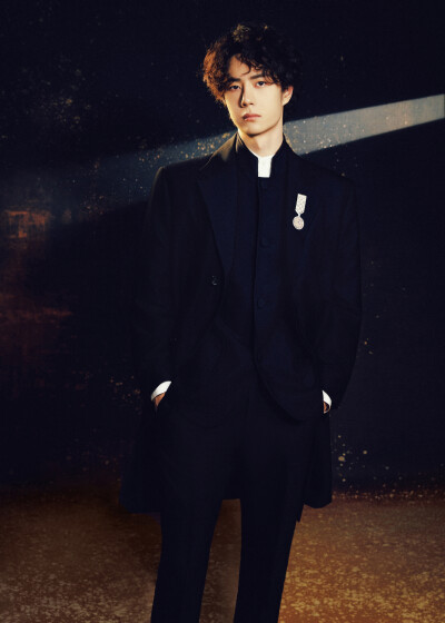 YIBO-OFFICIAL：
#微博之夜#
光敛身后，影塑轮廓；
当碎金沉入墨色，时间也变得柔缓。
一会儿见！@UNIQ-王一博 ​​​