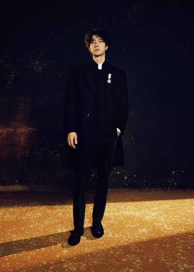 #王一博[超话]# · #微博之夜#
光敛身后，影塑轮廓；
当碎金沉入墨色，时间也变得柔缓。
一会儿见！@UNIQ-王一博 ​​​