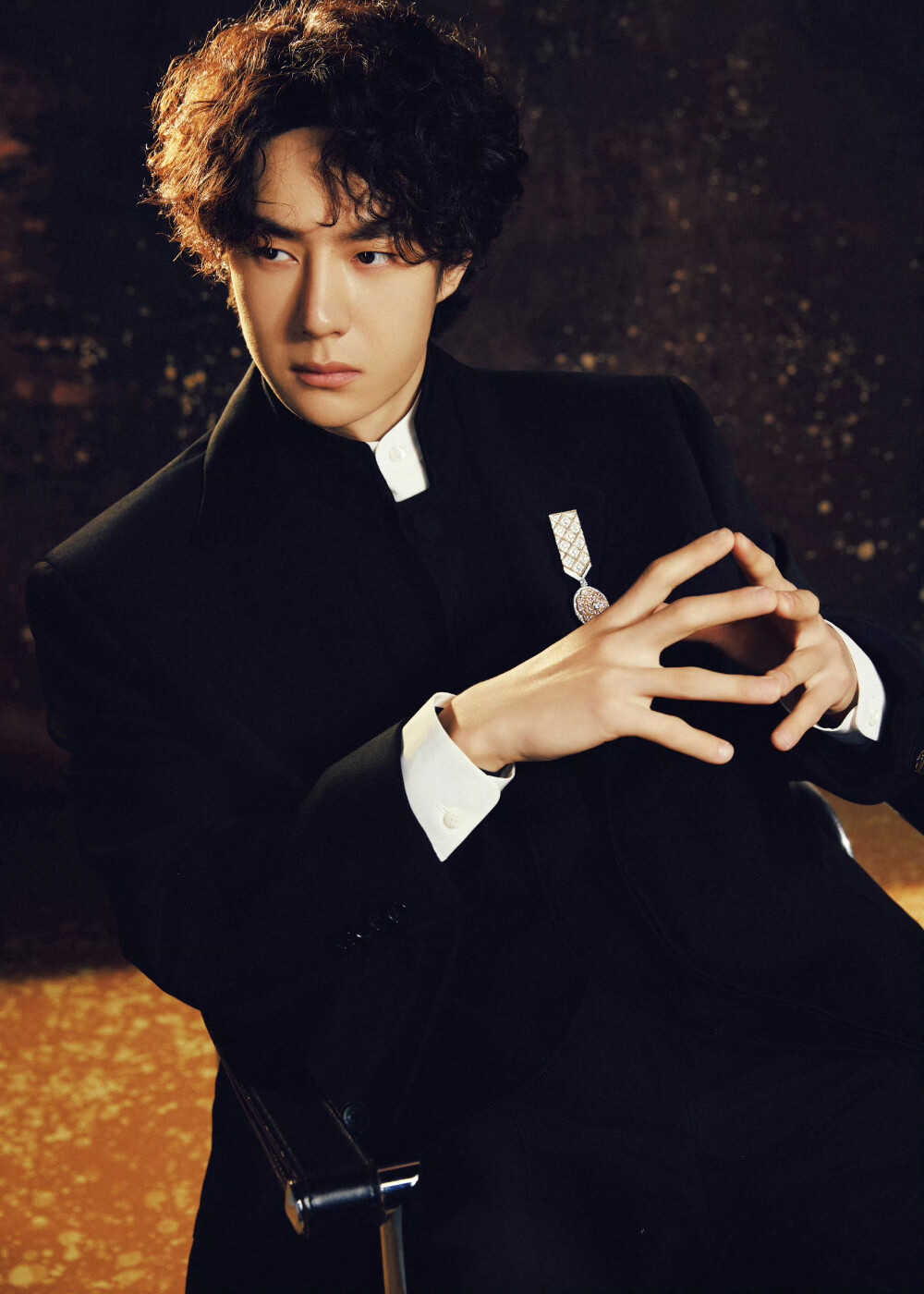 #王一博[超话]# · #微博之夜#
光敛身后，影塑轮廓；
当碎金沉入墨色，时间也变得柔缓。
一会儿见！@UNIQ-王一博 ​​​