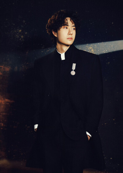 #王一博[超话]# · #微博之夜#
光敛身后，影塑轮廓；
当碎金沉入墨色，时间也变得柔缓。
一会儿见！@UNIQ-王一博 ​​​