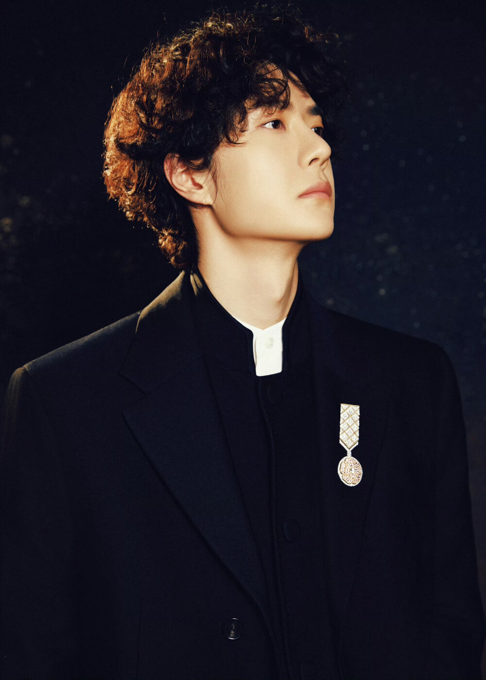 #王一博[超话]# · #微博之夜#
光敛身后，影塑轮廓；
当碎金沉入墨色，时间也变得柔缓。
一会儿见！@UNIQ-王一博 ​​​