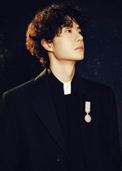 #王一博[超话]# · #微博之夜#
光敛身后，影塑轮廓；
当碎金沉入墨色，时间也变得柔缓。
一会儿见！@UNIQ-王一博 ​​​