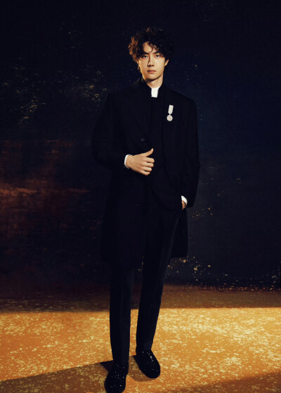 #王一博[超话]# · #微博之夜#
光敛身后，影塑轮廓；
当碎金沉入墨色，时间也变得柔缓。
一会儿见！@UNIQ-王一博 ​​​