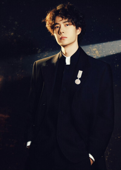 #王一博[超话]# · #微博之夜#
光敛身后，影塑轮廓；
当碎金沉入墨色，时间也变得柔缓。
一会儿见！@UNIQ-王一博 ​​​