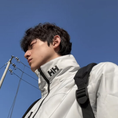 男生头像
你又逃避 那我买好蛋糕等你