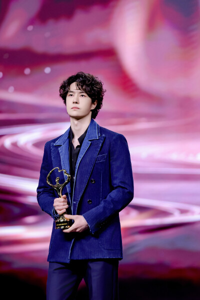 YIBO-OFFICIAL：
#微博之夜#
见新境，明心境。恭喜#探索新境# 系列发起人@UNIQ-王一博 携《探索新境2》获得2025微博之夜盛典「微博年度纪录片」荣誉。最深远的探索，是允许自己扎根，也允许自己流动，是将每一次抵…