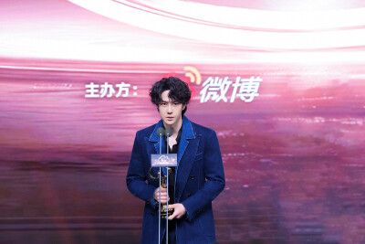 YIBO-OFFICIAL：
#微博之夜#
见新境，明心境。恭喜#探索新境# 系列发起人@UNIQ-王一博 携《探索新境2》获得2025微博之夜盛典「微博年度纪录片」荣誉。最深远的探索，是允许自己扎根，也允许自己流动，是将每一次抵…