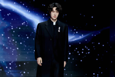 YIBO-OFFICIAL：
#微博之夜#
见新境，明心境。恭喜#探索新境# 系列发起人@UNIQ-王一博 携《探索新境2》获得2025微博之夜盛典「微博年度纪录片」荣誉。最深远的探索，是允许自己扎根，也允许自己流动，是将每一次抵…