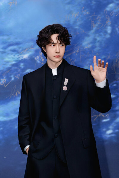 YIBO-OFFICIAL：
#微博之夜#
见新境，明心境。恭喜#探索新境# 系列发起人@UNIQ-王一博 携《探索新境2》获得2025微博之夜盛典「微博年度纪录片」荣誉。最深远的探索，是允许自己扎根，也允许自己流动，是将每一次抵…