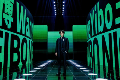 YIBO-OFFICIAL：
#微博之夜#
见新境，明心境。恭喜#探索新境# 系列发起人@UNIQ-王一博 携《探索新境2》获得2025微博之夜盛典「微博年度纪录片」荣誉。最深远的探索，是允许自己扎根，也允许自己流动，是将每一次抵…