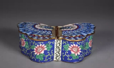 民国名媛必备之
铜胎画珐琅蝴蝶形盒  民国
观复博物馆藏
