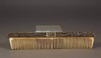 民国名媛必备之
银柄龙纹梳子  民国
观复博物馆藏
