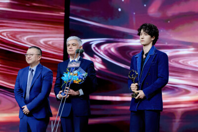 YIBO-OFFICIAL：
#微博之夜#
见新境，明心境。恭喜#探索新境# 系列发起人@UNIQ-王一博 携《探索新境2》获得2025微博之夜盛典「微博年度纪录片」荣誉。最深远的探索，是允许自己扎根，也允许自己流动，是将每一次抵…