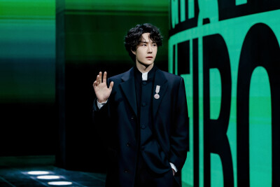 YIBO-OFFICIAL：
#微博之夜#
见新境，明心境。恭喜#探索新境# 系列发起人@UNIQ-王一博 携《探索新境2》获得2025微博之夜盛典「微博年度纪录片」荣誉。最深远的探索，是允许自己扎根，也允许自己流动，是将每一次抵…