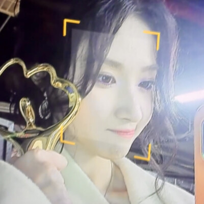 妹妹：adj.可爱的；活泼的；好动的；粘人的；聪明的；乖巧的；漂亮的；呆萌的；爱哭的；爱撒娇的；需要被守护的
n.萌妹；宝宝