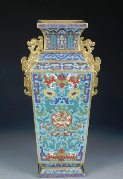 景泰蓝缠枝花卉鎏金夔龙耳方尊  明晚期
观复博物馆藏
