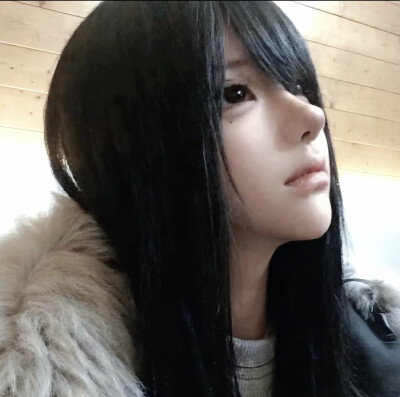 女