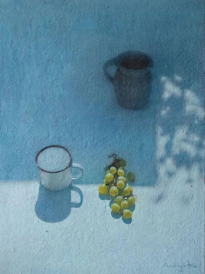 英国艺术家Andrejs Dinvalds （安德烈•丁瓦尔兹） 1970年出生于拉脱维亚里加，曾在波罗地海的媒体公司承担过多个电视频道的视觉设计工作。Andrejs画的通常都是非常简单常见的器皿，水果或者鲜花，多以俯视的角度，…