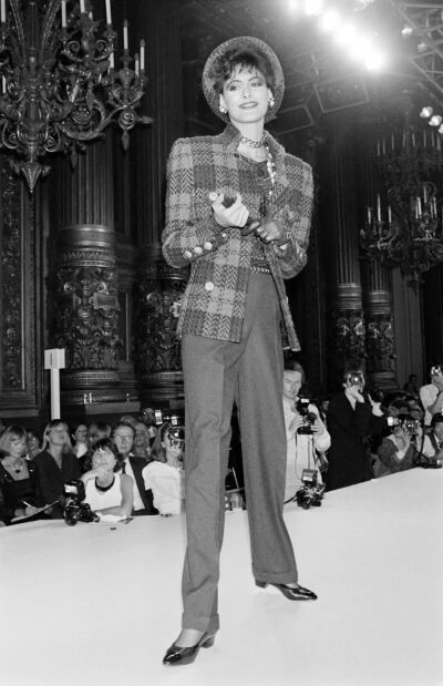 Ines de la Fressange
展示Chanel 1985秋冬高级手工坊系列
