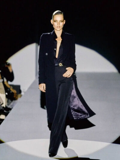 Kate Moss 身着 Tom Ford 设计的 
Gucci 1996年秋冬系列
