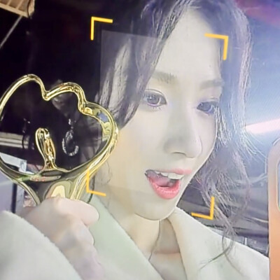 妹妹：adj.可爱的；活泼的；好动的；粘人的；聪明的；乖巧的；漂亮的；呆萌的；爱哭的；爱撒娇的；需要被守护的
n.萌妹；宝宝