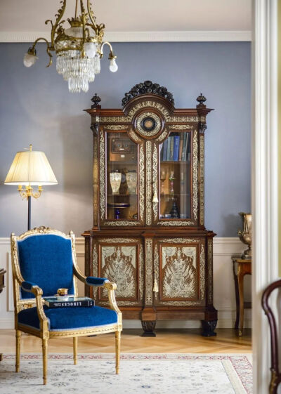 1880年代法国出品卷叶纹及胜利旗帜主题布勒镶嵌装饰南锡世博会奖牌实木玻璃展示柜