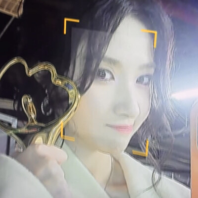 妹妹：adj.可爱的；活泼的；好动的；粘人的；聪明的；乖巧的；漂亮的；呆萌的；爱哭的；爱撒娇的；需要被守护的
n.萌妹；宝宝