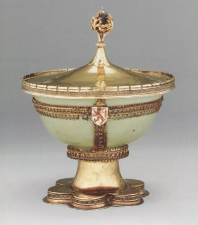 镶金属纹章青瓷碗  明早期
德国卡塞尔黑森博物馆  
