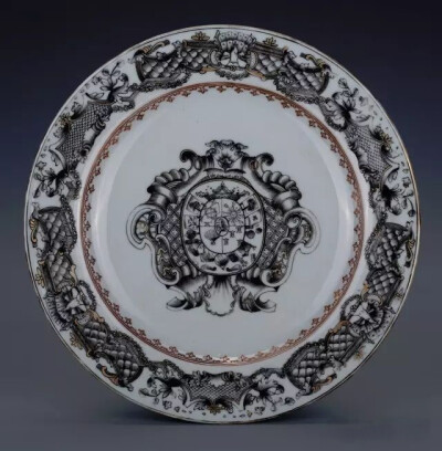 墨彩描金徽章图盘 清乾隆
(葡萄牙奥万多家族纹章)
上海观复博物馆藏
