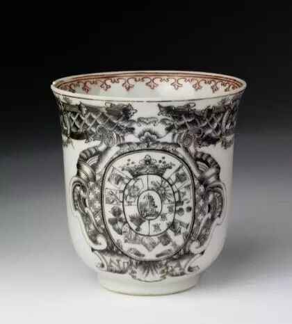  墨彩描金徽章图小杯  AD1750
(葡萄牙奥万多家族纹章)
英国维多利亚阿尔伯特博物馆藏
