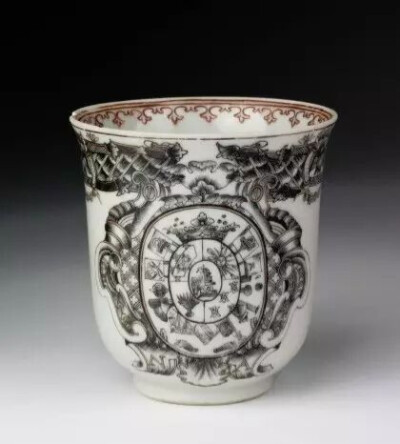  墨彩描金徽章图小杯  AD1750
(葡萄牙奥万多家族纹章)
英国维多利亚阿尔伯特博物馆藏
