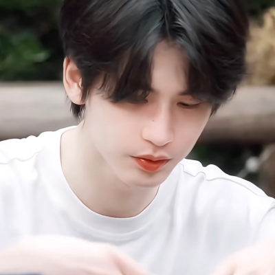 张凌赫别穿你今天那套了，像男模。