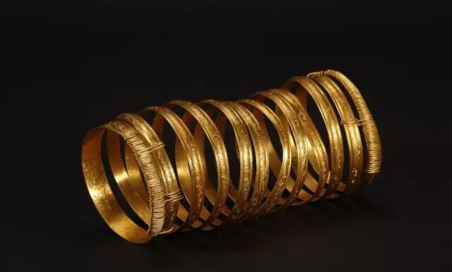 凤纹臂钏 明代
上海观复博物馆藏
