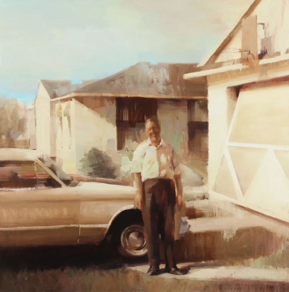 金·科根是一位爱尔兰当代具象绘画艺术家，以深沉而富有心理张力的人物肖像闻名。她的作品多聚焦于单一人物，画面简洁、构图集中，人物常直视或若有所思地面对观者，呈现出一种安静却不容回避的存在感。金·科根的用色偏向低饱和与暗色调，善于运用厚重的颜料层和可见的笔触，让画面带有强烈的物质性与情绪密度。她并不追求外貌的精确再现，而是通过略显粗粝的刻画与微妙的表情变化，探讨身份、自我意识与内在情绪，使作品在克制中透露出紧张、孤独与深度，体现出一种诚实而直观的当代具象绘画语言。