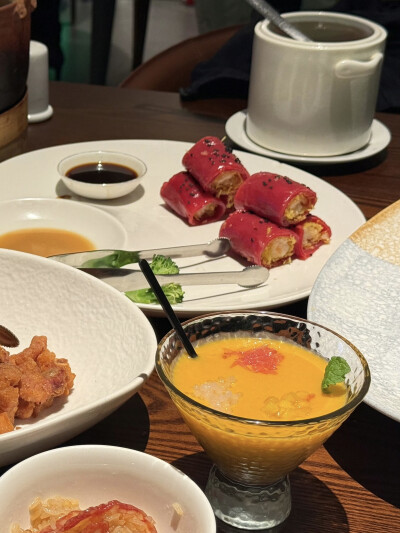 一万个春和景明
太子湾的郁金香花期未至先在翠湖赏个够叭 !!
豉汁凤爪脱骨红米肠的虾仁紧实Q
无花果特调今日最佳喝完早茶依旧啃得下抹茶红豆法棍真得很不戳
莫非店主是传说中的极品饭灵根？
抹茶黄油块搭配绵糯中带…