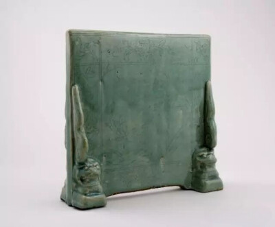 龙泉青釉狮头矩形桌屏   明代
大英博物馆藏
