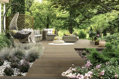 在自己的小庭院里
满满的都是幸福的味道。
