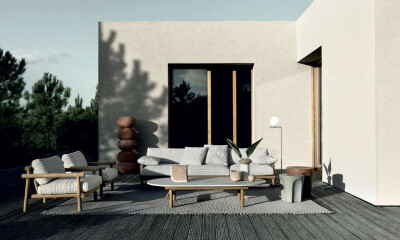 在自己的小庭院里
满满的都是幸福的味道。
