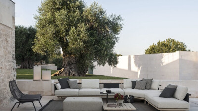 在自己的小庭院里
满满的都是幸福的味道。
