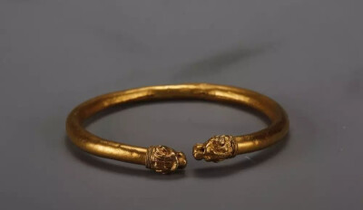 公元2世纪  西亚狮首金镯及局部
上海观复博物馆藏
