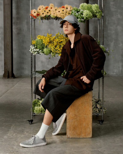 Jimmy-Choo：
全球品牌代言人@UNIQ-王一博 穿着灰色渐变款Diamond Flex休闲鞋，配戴同色系JC Logo棒球帽，传递洋溢生机。 