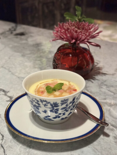 隐于春城食在云飨
烟火气要吸漂亮饭也要尝
这几天的小鸽砸吃得够够哒回到村里馋虫应该可以关得牢牢哒
版纳树番茄真酸呐嗜酸之人也觉酸