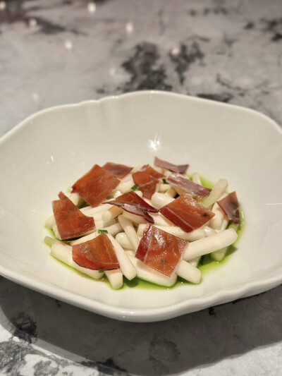 隐于春城食在云飨
烟火气要吸漂亮饭也要尝
这几天的小鸽砸吃得够够哒回到村里馋虫应该可以关得牢牢哒
版纳树番茄真酸呐嗜酸之人也觉酸