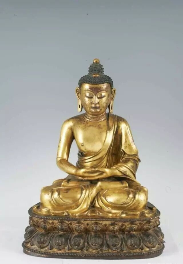 明代  铜鎏金阿弥陀佛像
观复博物馆藏
