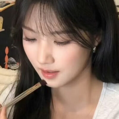 女施主，上香请到大殿