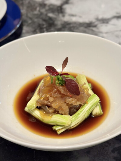 隐于春城食在云飨
烟火气要吸漂亮饭也要尝
这几天的小鸽砸吃得够够哒回到村里馋虫应该可以关得牢牢哒
版纳树番茄真酸呐嗜酸之人也觉酸