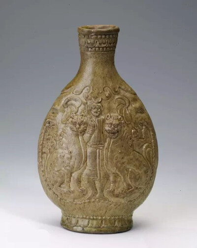 北齐  青釉人物狮子扁壶
陕西历史博物馆藏
