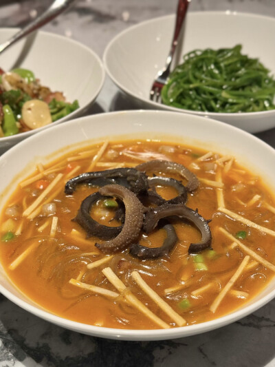 隐于春城食在云飨
烟火气要吸漂亮饭也要尝
这几天的小鸽砸吃得够够哒回到村里馋虫应该可以关得牢牢哒
版纳树番茄真酸呐嗜酸之人也觉酸