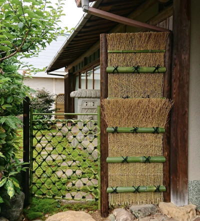 在自己的小庭院里
满满的都是幸福的味道。
